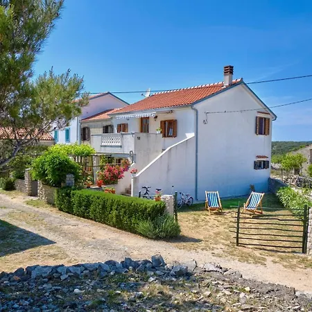 Maruci Stivan, Apartment