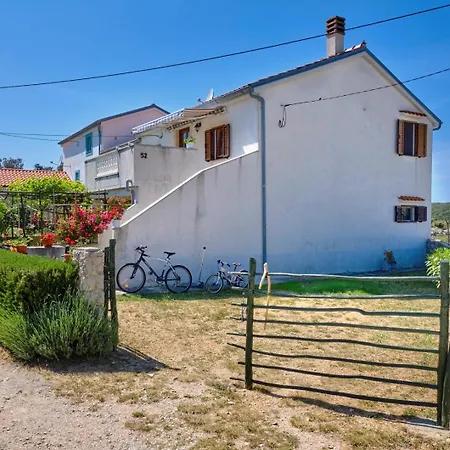 Maruci Stivan, Apartment *